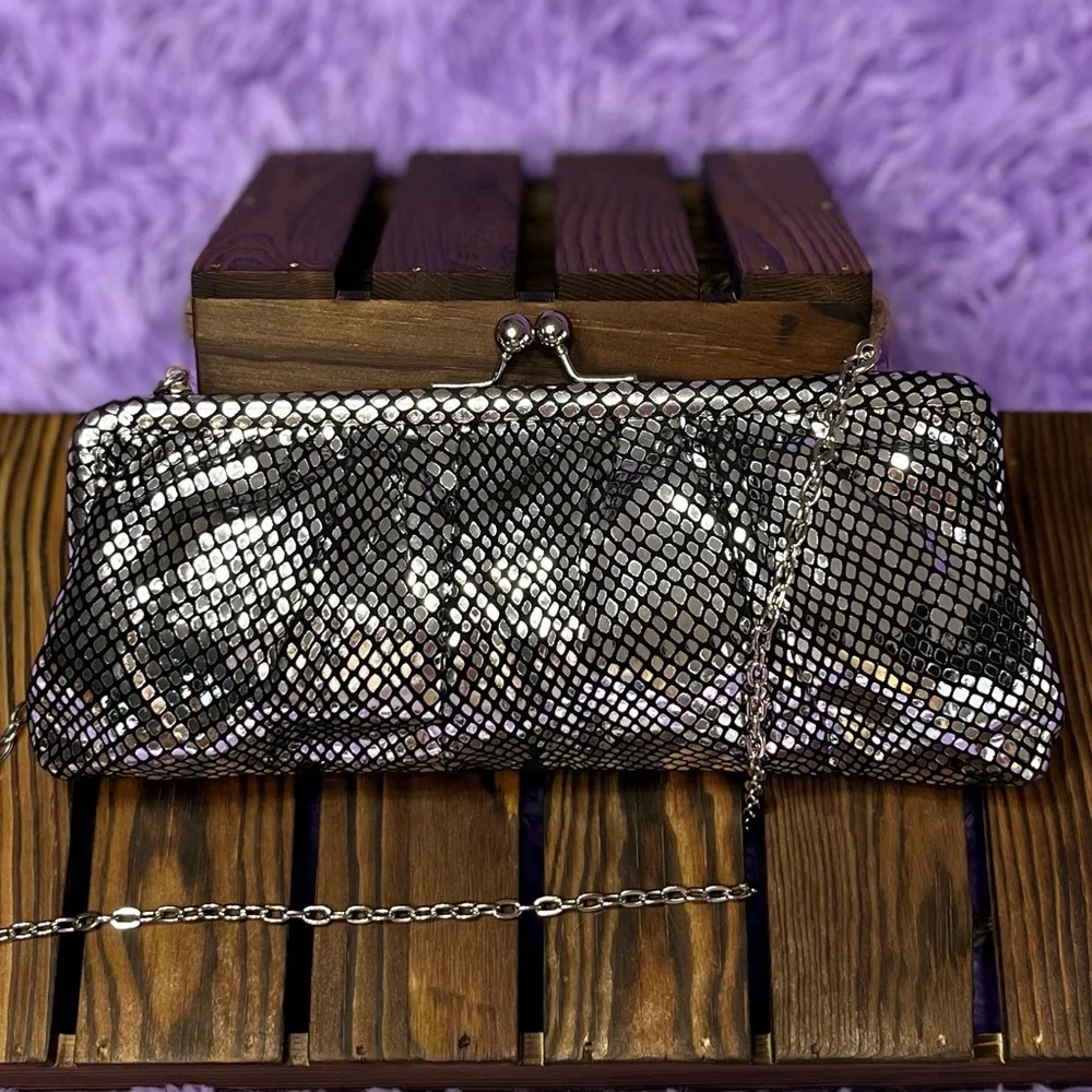 πSOLDπ VINTAGE WILSONS LEATHER Silver Clutch w/Chain - Picture 6 of 11